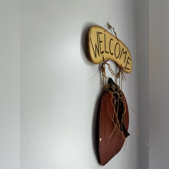 ‘Welcome’ Pumpkin Sign - Picture 2 of 6